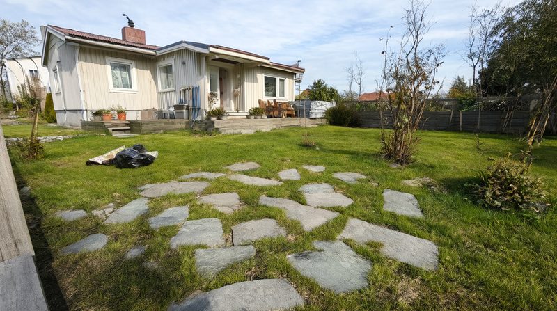 Natursten och hällar satta för hand