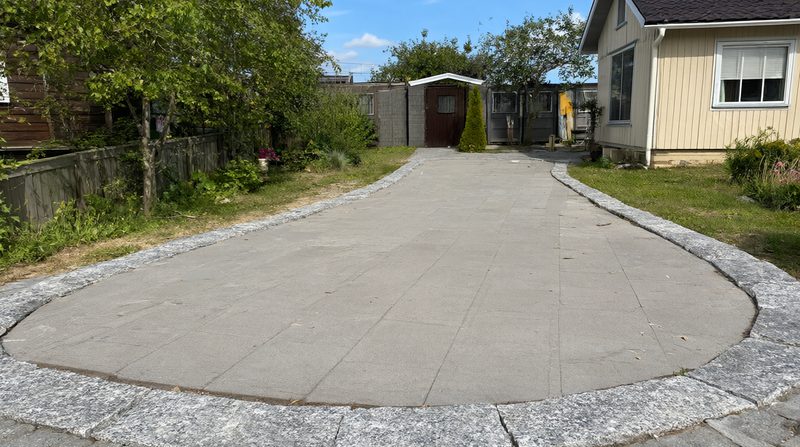 Stenläggning av gårdsplan och infart